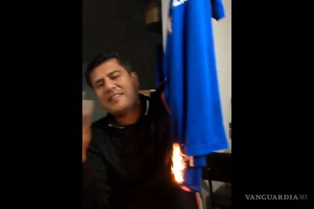 'Que chin... a su madre'; aficionado quema su playera del Cruz Azul