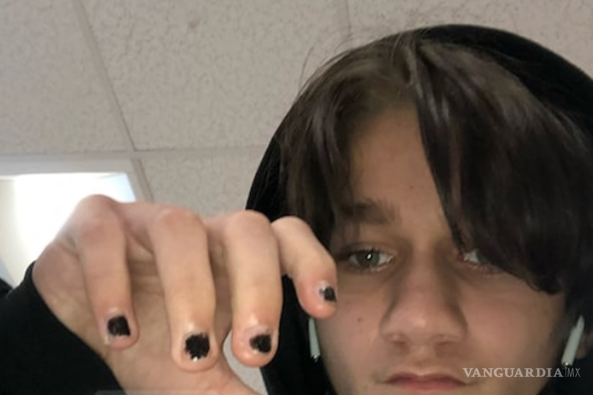 $!El joven mandó una foto de sus uñas a la plataforma de espectáculos, TMZ, mostrando su barniz negro por el cual Mayweather rechazó la selfie.