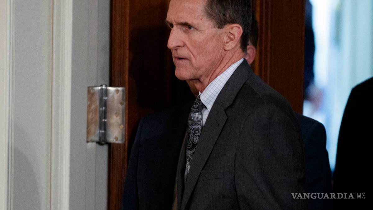 Flynn acepta entregar documentos a comisión, de acuerdo a AP
