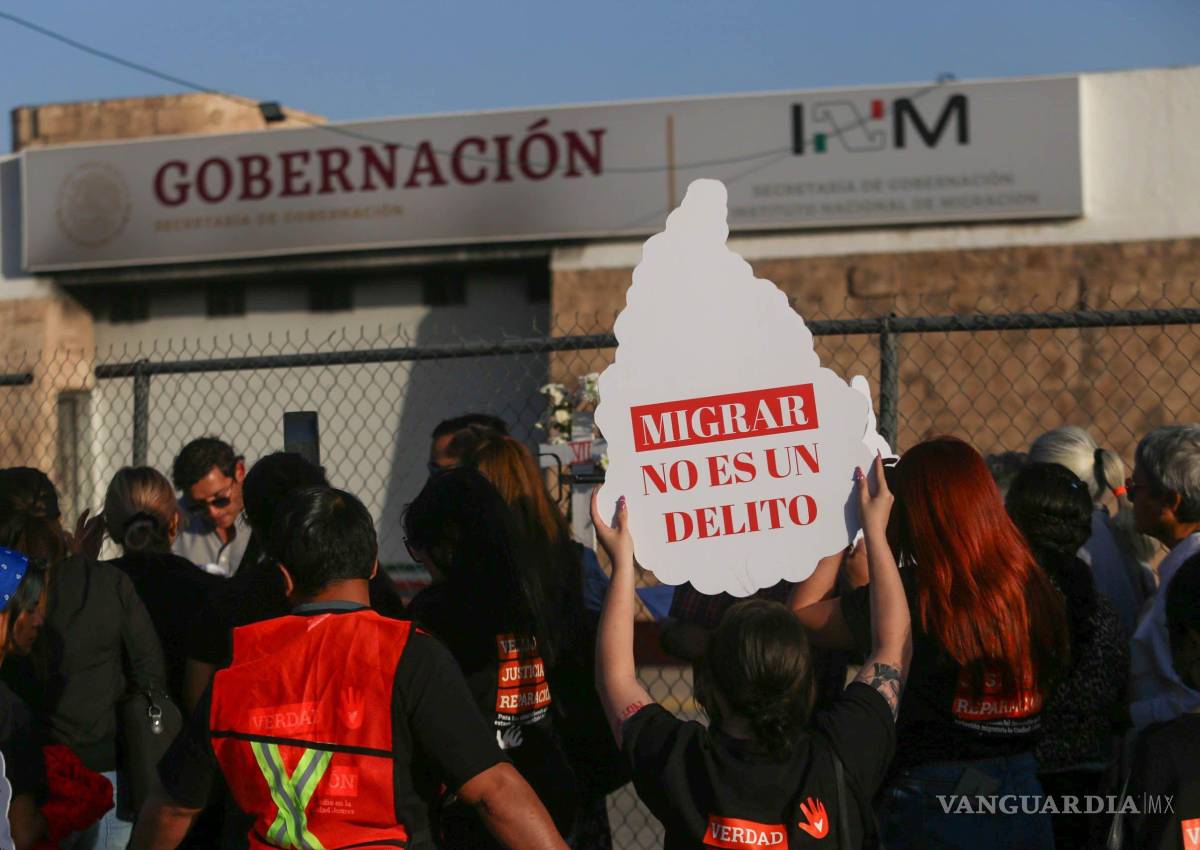 $!CIUDAD JUÁREZ, CHIHUAHUA, 27 MARZO 2026.- Ciudadanos se manifestaron afuera de la Estación Migratoria del Instituto Nacional de Migración, donde hace tres años ocurrió un incendio que derivó en la muerte de decenas de migrantes. Los manifestantes leyeron un comunicado y lamentaron que, habiendo transcurrido tanto tiempo, no haya ningún sentenciado por este hecho; además, señalaron a Francisco Garduño, quien era director del INM, como uno de los responsables de este hecho, ya que aseguran que, ya estando el incendio, se les impidió a las víctimas salir del lugar. Los inconformes llevaron a cabo un viacrucis en su memoria.