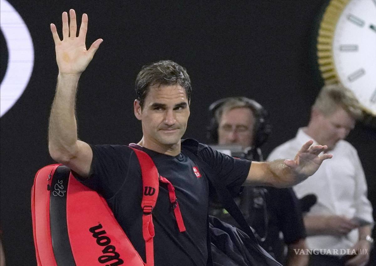 $!Roger Federer saluda luego de su derrota ante Novak Djokovic en su partido de semifinales en el Abierto de Australia el 30 de enero de 2020.