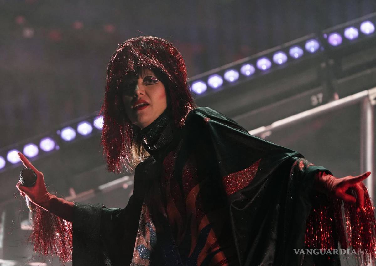 $!Karen O de la banda Yeah Yeah Yeahs durante su concierto en el festival Corona Capital en la Ciudad de México.