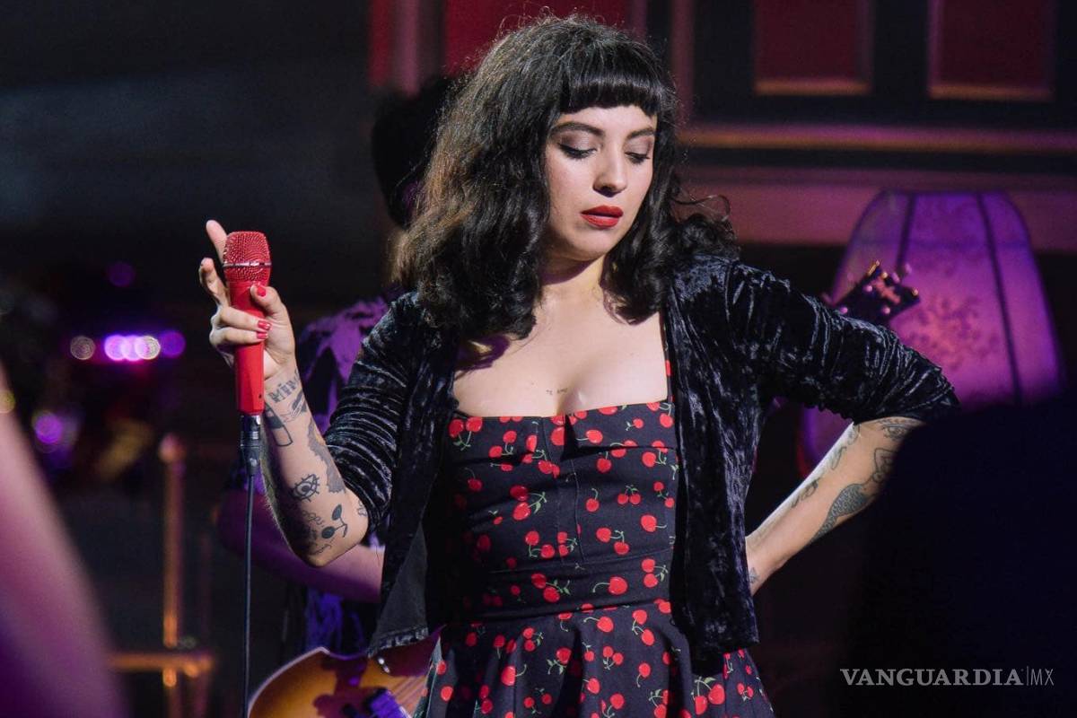 Mon Laferte transmite romántico concierto desde el Teatro Fru Fru