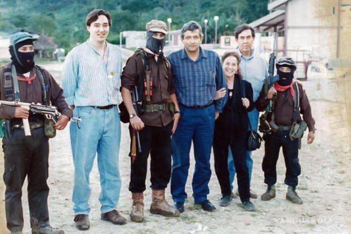 AMLO presume foto con 'Marcos', un día después de pedir al EZLN dejar atrás la confrontación