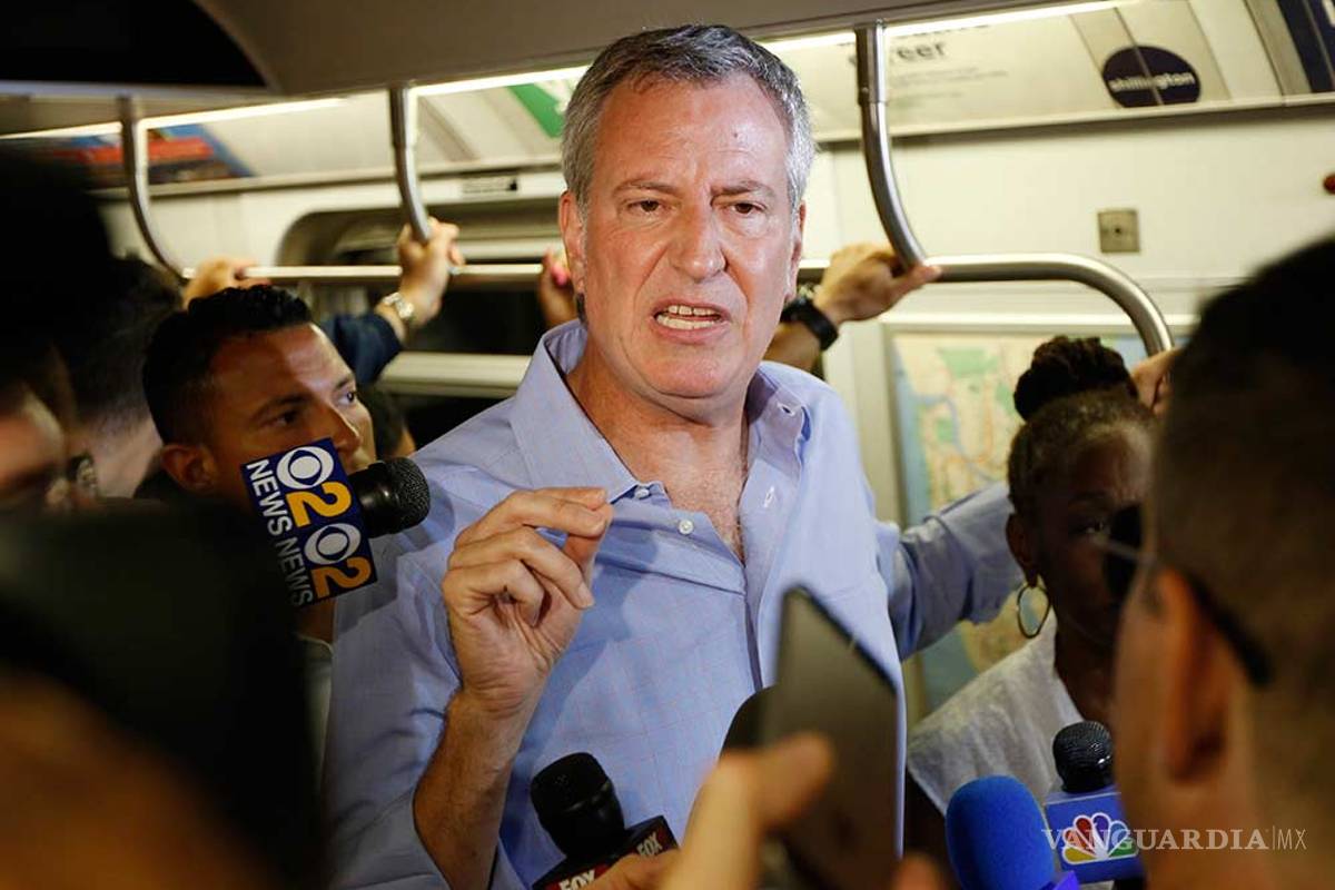 Alcalde de NY propone aumentar impuesto a ricos para reparar el metro