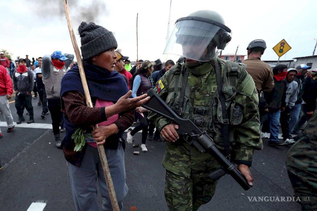 Se recrudecen protestas en Ecuador; militares exigen a periodistas desalojar el palacio de Gobierno