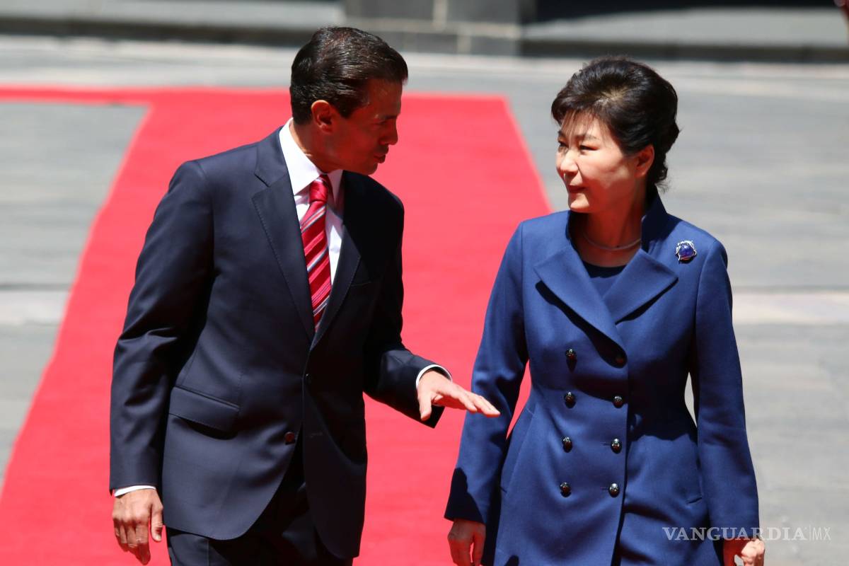 Peña Nieto recibe a la presidenta de Corea del Sur en Palacio Nacional