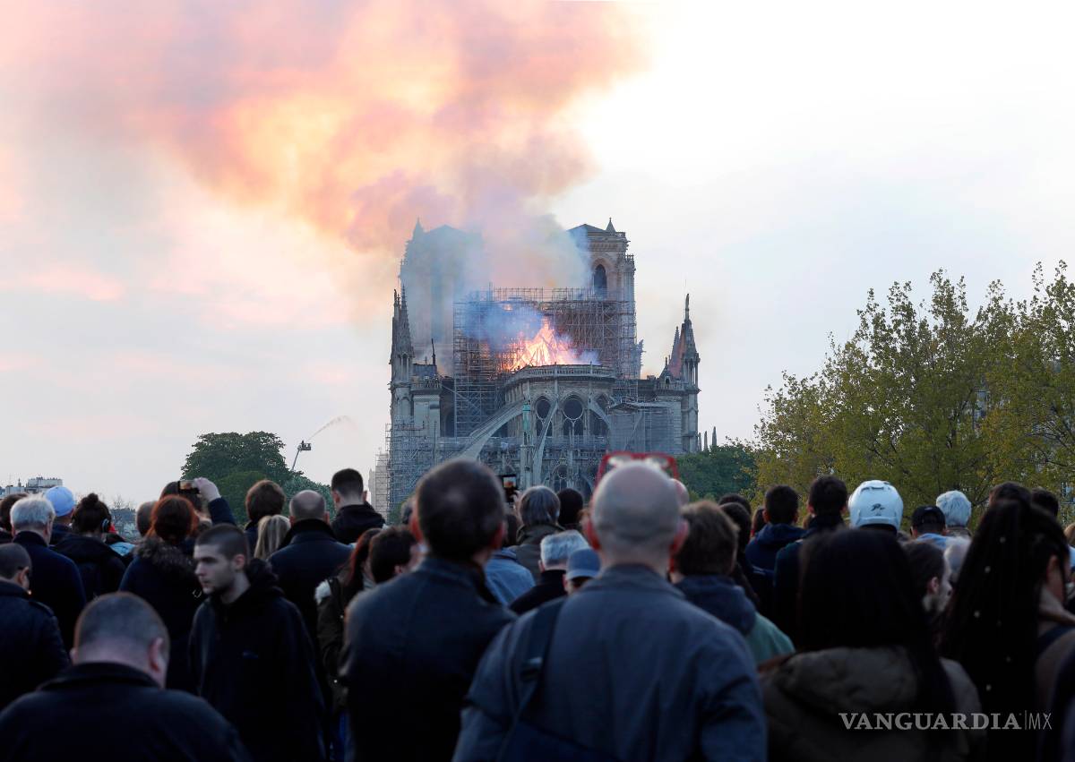 $!Catedral de Notre Dame en el centro de París es devorada por las llamas (fotogalería)
