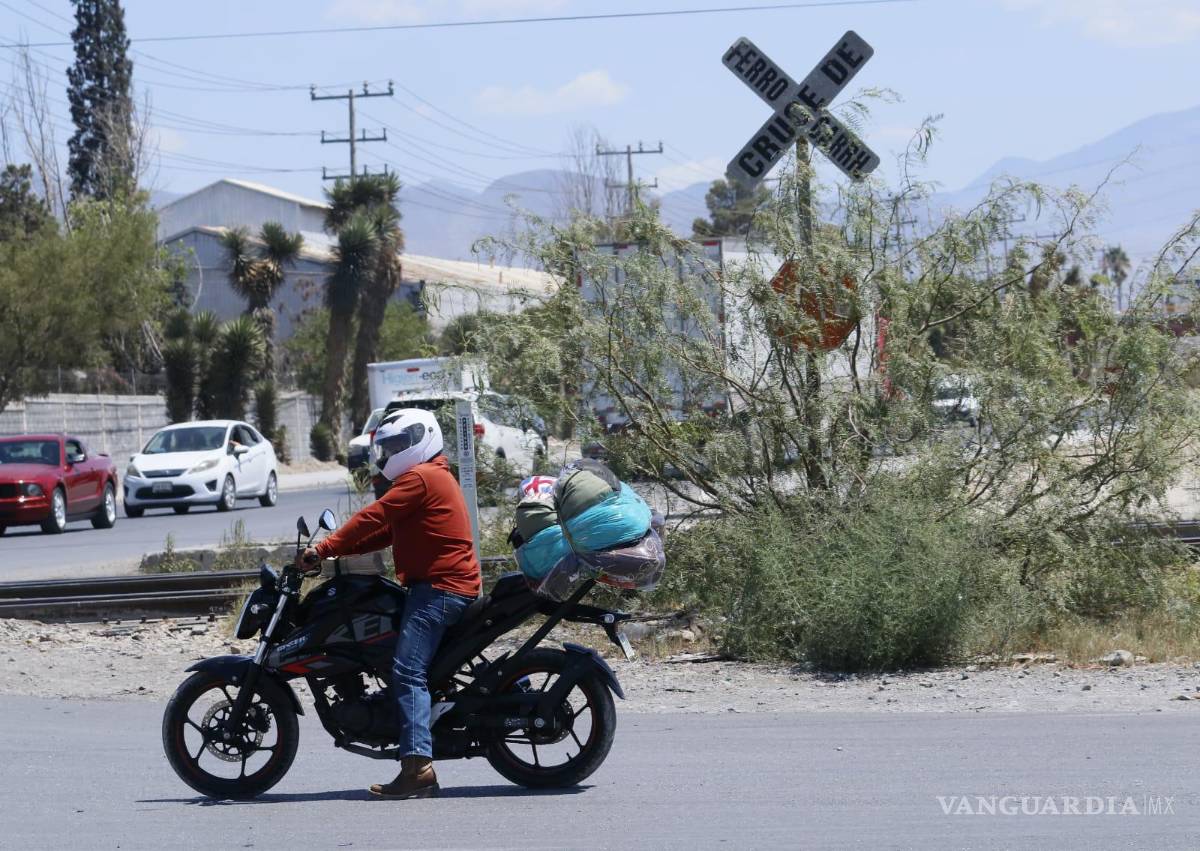 $!Un gran riesgo tanto para transeúntes como automovilistas representa estre cruce.