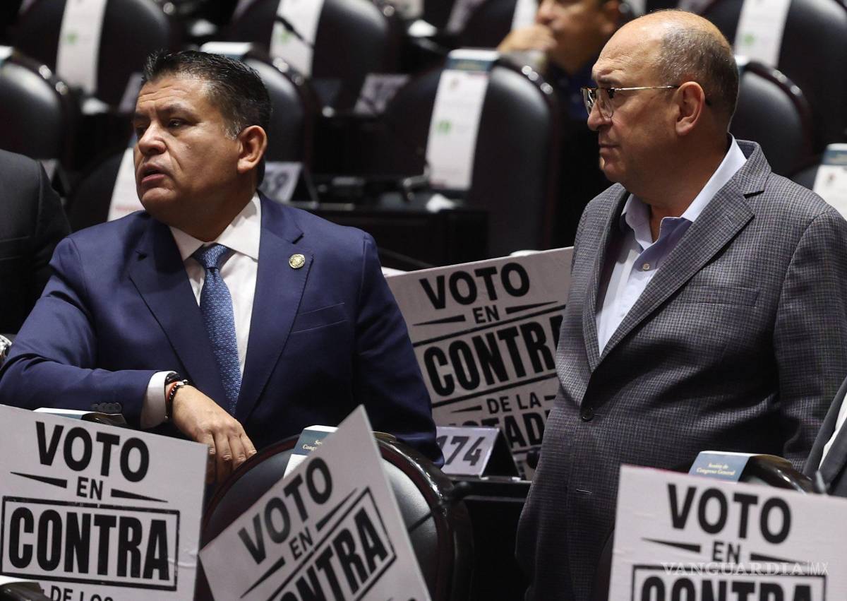 $!CIUDAD DE MÉXICO, 26 MAYO 2026.- El diputado César Alejandro Domínguez (PRI) y el líder de bancada Rubén Moreira durante la sesión extraordinaria en la Cámara de Diputados en la que se busca reformar y adicionar diversas disposiciones en materia de la reforma al Poder Judicial.