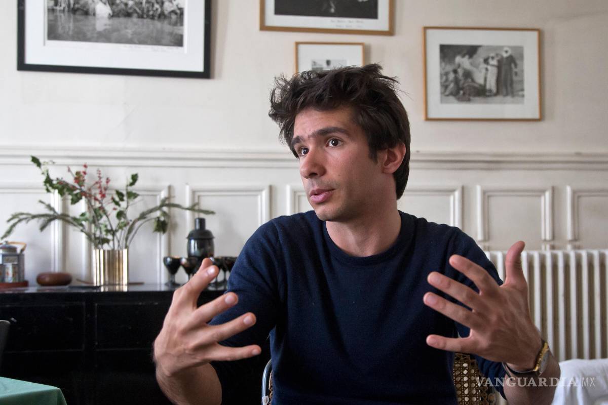 $!El abogado Juan Branco, coautor de un documento legal que denuncia crímenes contra la humanidad por parte de la Unión Europea, en París, Francia.