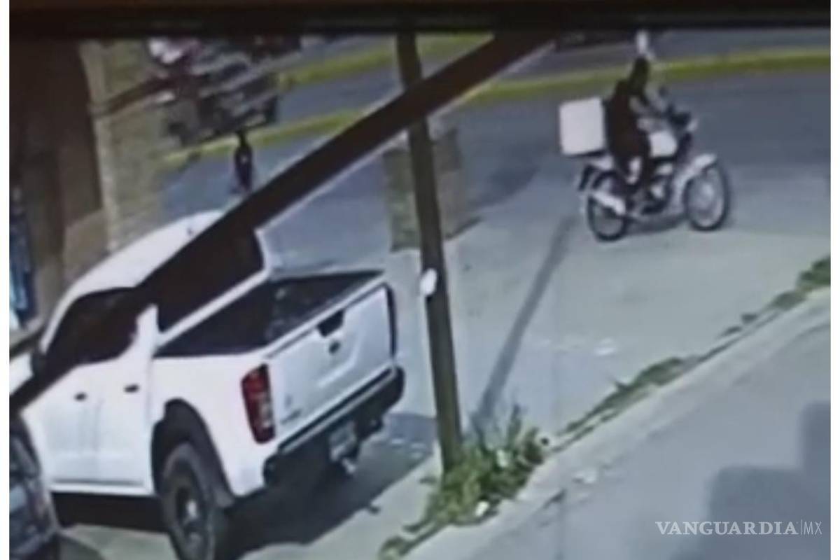 Captan en video robo de motocicleta de una farmacia en Saltillo