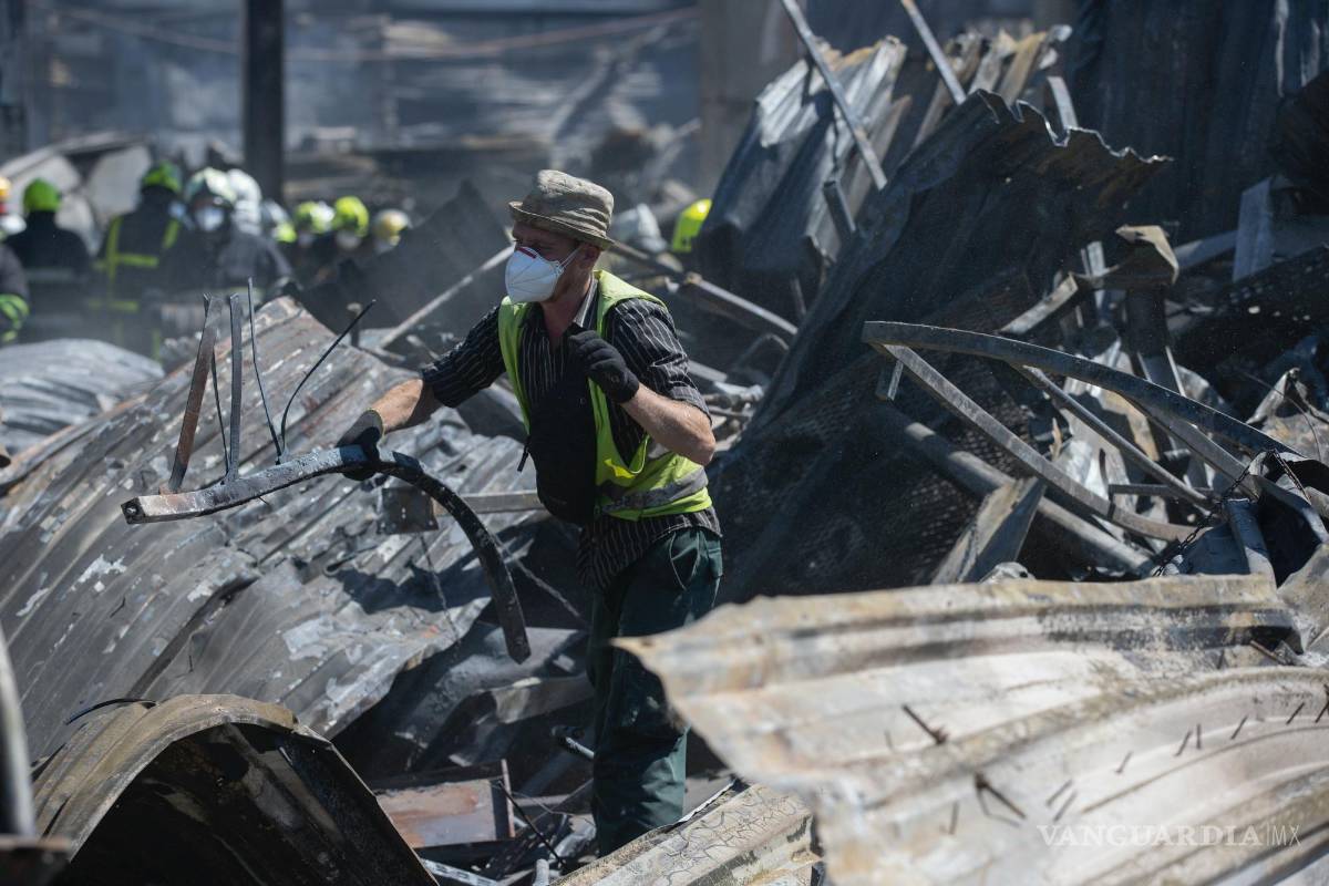 Rescatistas buscan víctimas en centro comercial ucraniano bombardeado por Rusia