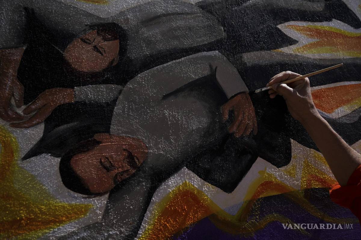 $!El artista mexicano Luis Manuel Vélez retoca un mural pintado en la fachada de un edificio municipal en San Salvador, Estado de Hidalgo (México).