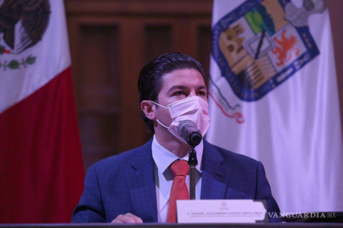 Modifica Samuel García, escudo de Nuevo León en su primer día como gobernador