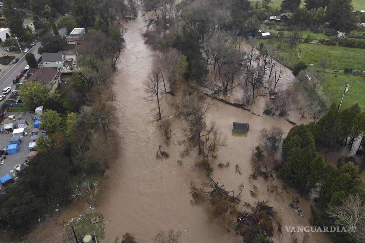 ‘Estamos atrapados aquí’; lluvias, aludes y socavones azotan a California