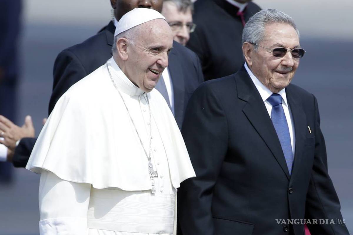Aterriza el papa Francisco en Cuba para histórica reunión