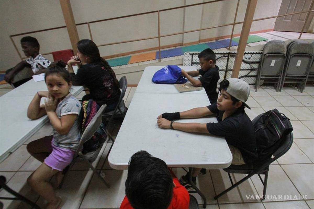 Niños migrantes varados en la ciudad de Tijuana reciben clases a distancia