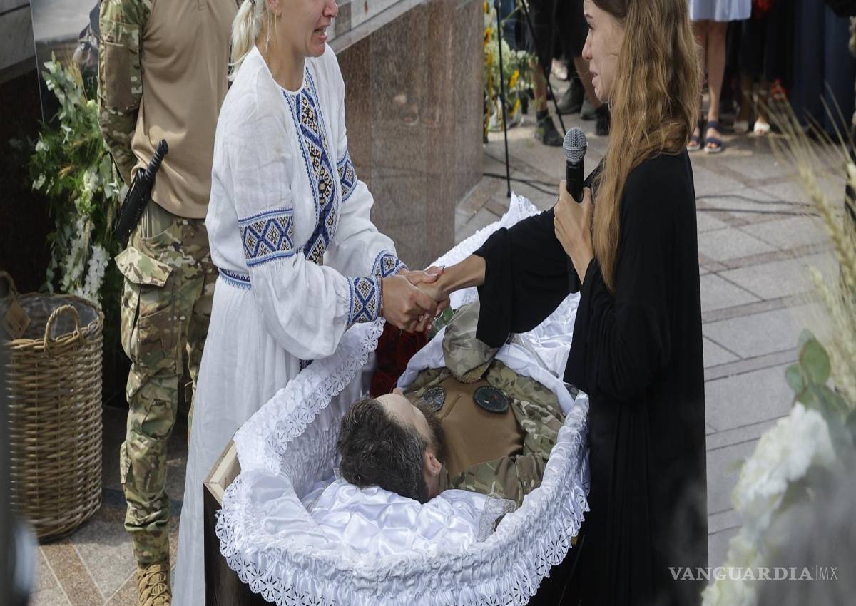 $!Eugenia (i), viuda de Oleksii Yukov, y la hermana de este, reaccionan en la ceremonia para rendirle el último homenaje en la plaza de la Independencia.
