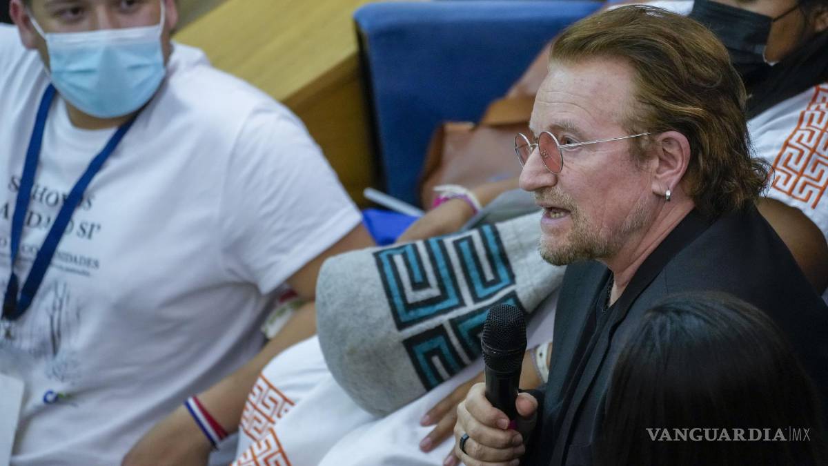 Bono, líder de U2, aplaude el programa educativo lanzado por el papa Francisco