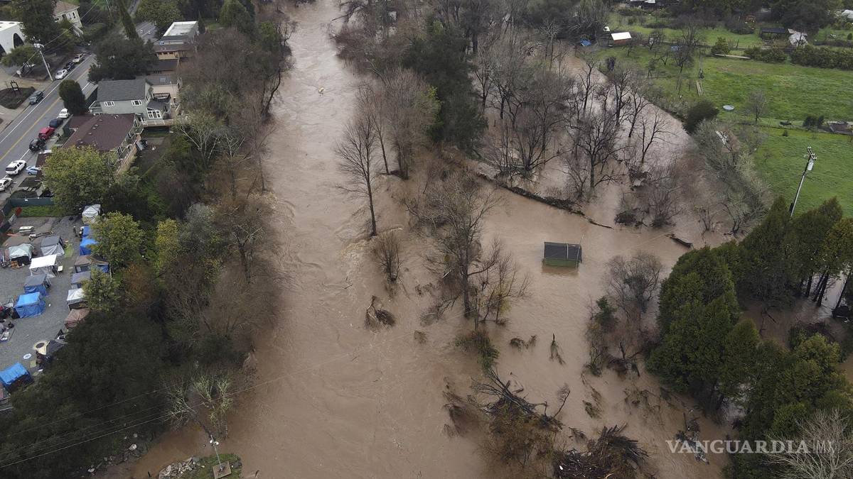 ‘Estamos atrapados aquí’; lluvias, aludes y socavones azotan a California