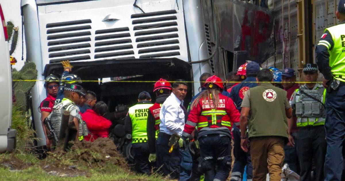 Vinculan a proceso a conductor a autobús que chocó contra tren en Edomex y dejó 10 personas sin vida