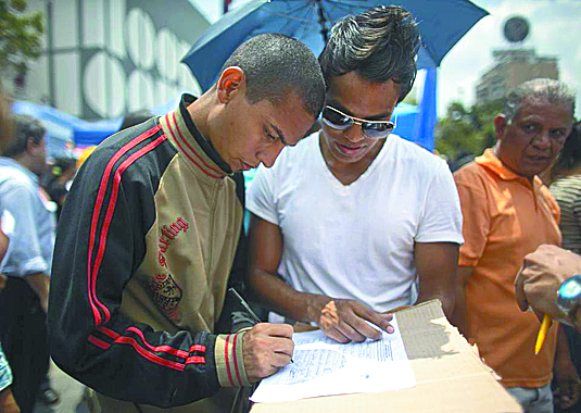 Formalizan 2.5 millones de firmas en Venezuela contra Maduro