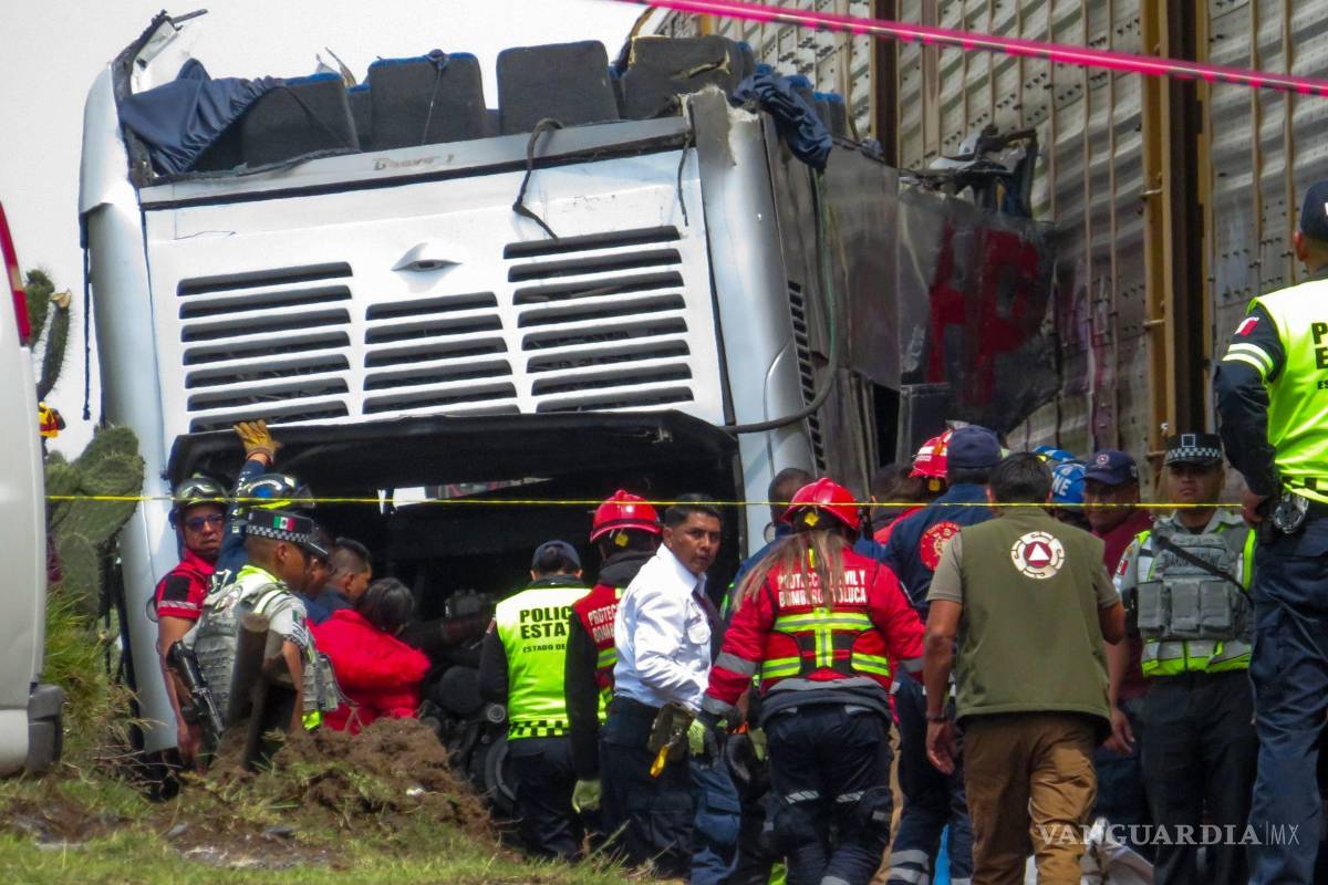 Vinculan a proceso a conductor a autobús que chocó contra tren en Edomex y dejó 10 personas sin vida