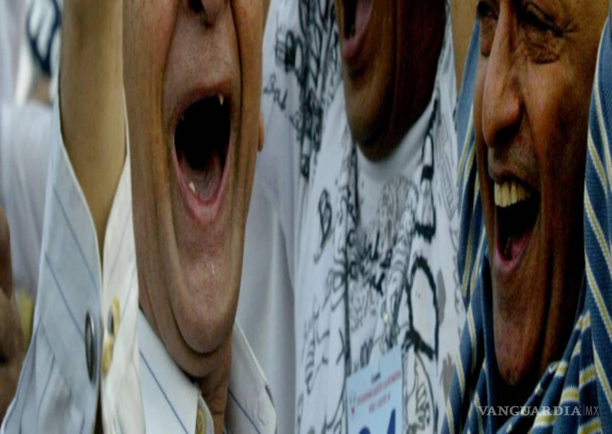 $!Miembros de clubes de la risa participan en un concurso de risa para personas mayores para celebrar el Día Mundial de la Risa en Mumbai, India, el 6 de mayo de 2007.