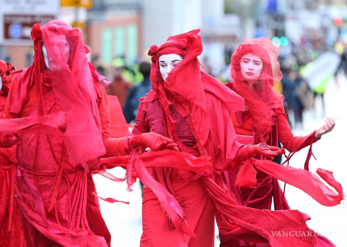 $!Activistas de Extinction Rebellion actúan en una manifestación durante la Cumbre del Clima de la ONU COP26 en Glasgow, Escocia. EFE/EPA/Robert Perry