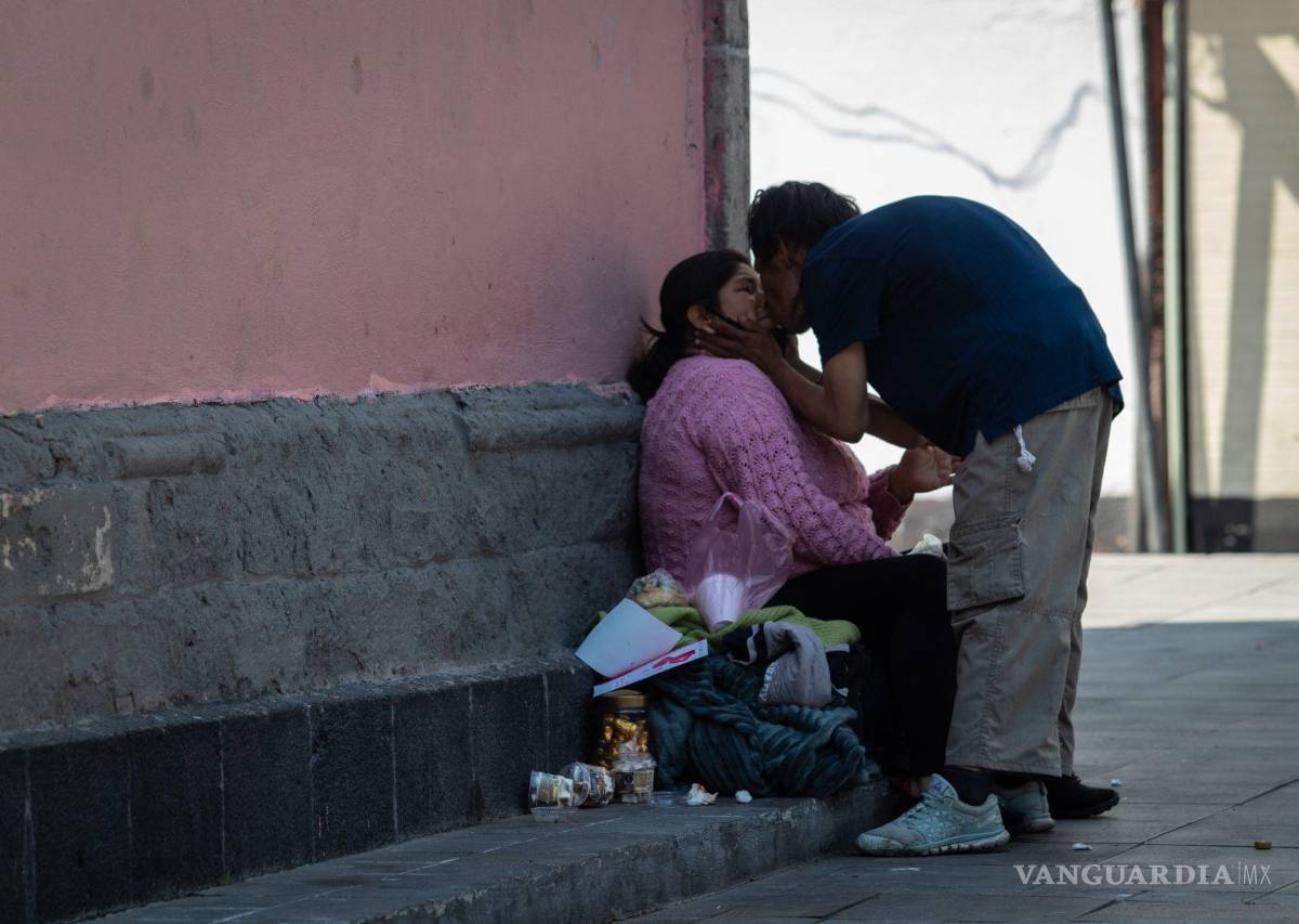 $!Imagen del 16de febrero de 202. Luego de asistir a la jornada de Salud en Garibaldi, una pareja de la tercera edad se da un beso en CDMX.