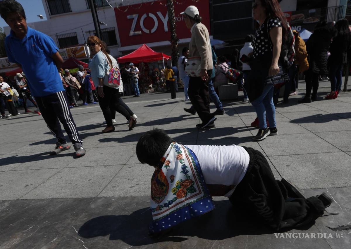 $!Feligreses llegan al atrio guadalupano durante el festejo por los 491 años de la aparición de la Virgen de Guadalupe en la Ciudad de México (México).
