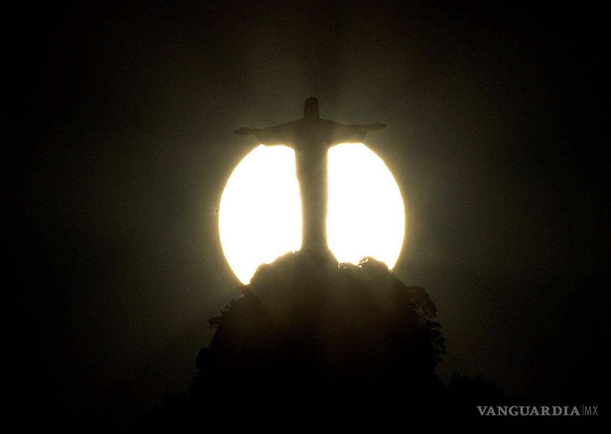 $!Fotografía de archivo fechada el 11 de enero de 2014 que muestra la puesta del sol sobre la estatua del Cristo Redentor, en Río de Janeiro (Brasil). EFE/Antonio Lacerda