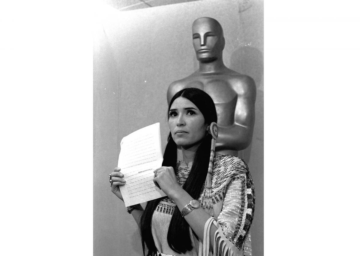 $!Sacheen Littlefeather, una activista indígena estadounidense durante un discurso en los Premios de la Academia en Los Angeles, el 27 de marzo de 1973.