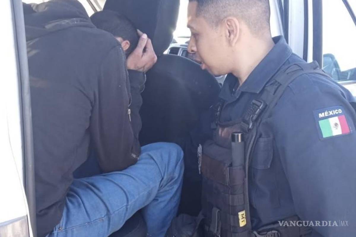 $!Oficiales a cargo de la unidad M-1492 dialogaron con Rodrigo, intentando calmar la situación y prevenir su lanzamiento desde el puente.