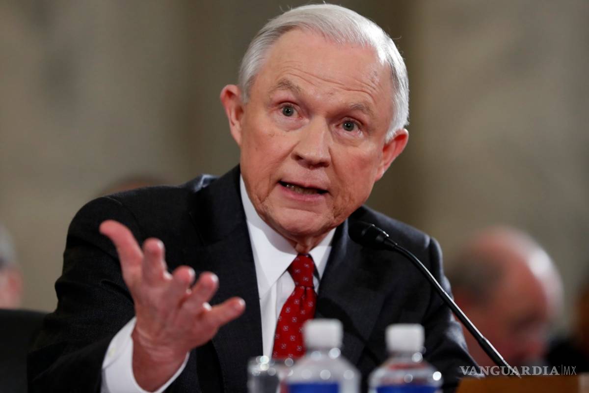 Sessions promete no investigar a Hillary Clinton