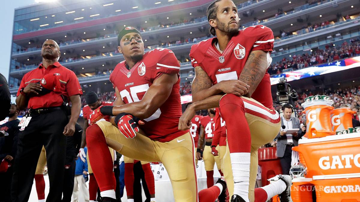 ¿Por qué Colin Kaepernick no tiene equipo para la temporada 2017 de la NFL?
