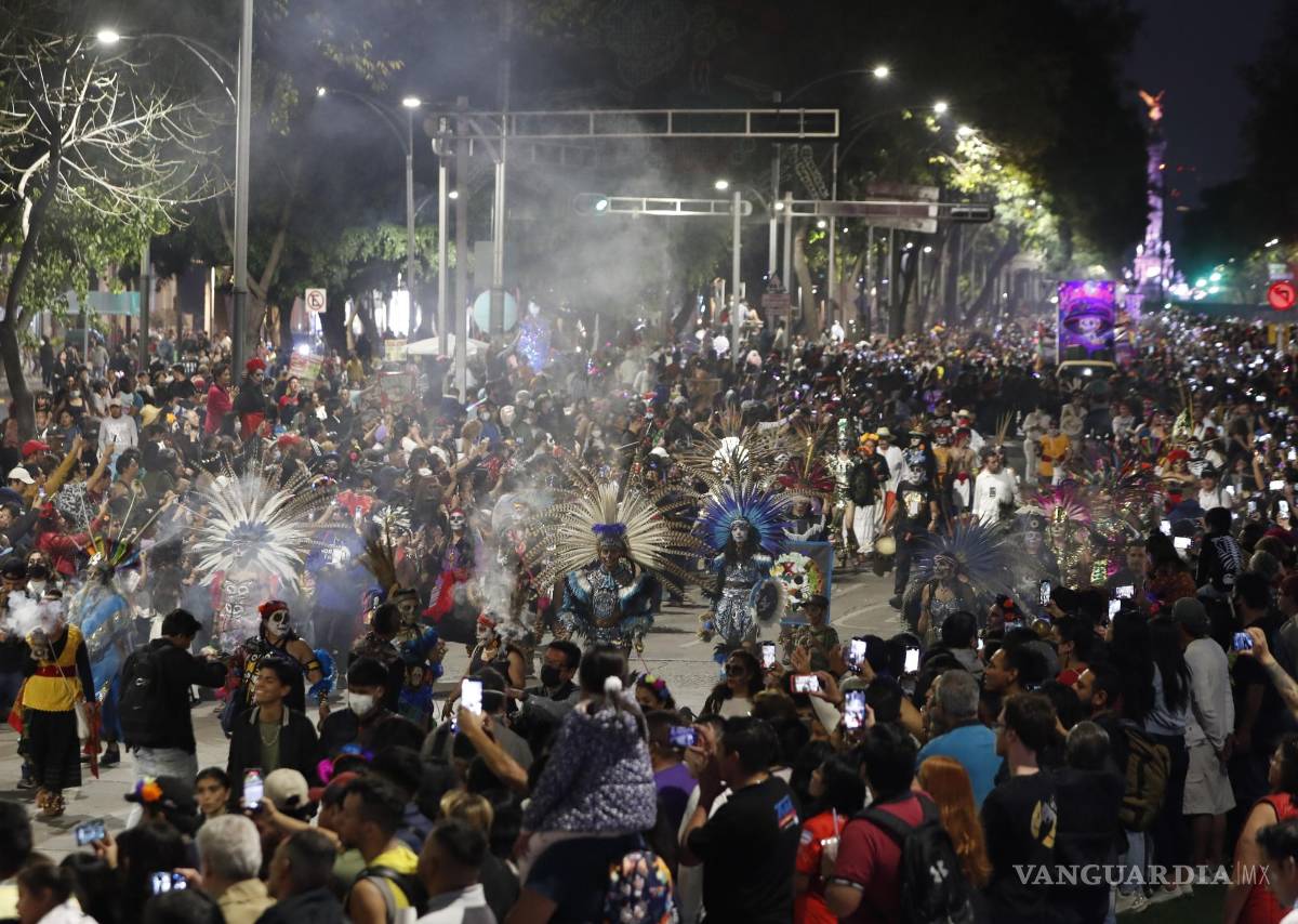$!Decenas de personas participan en un desfile de catrinas en Ciudad de México (México).