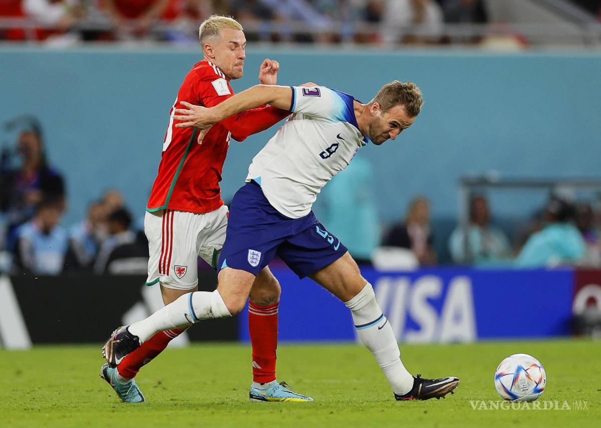 $!Aaron Ramsey (i) en disputa con Harry Kane (d) en el tercer duelo de la fase de grupos.