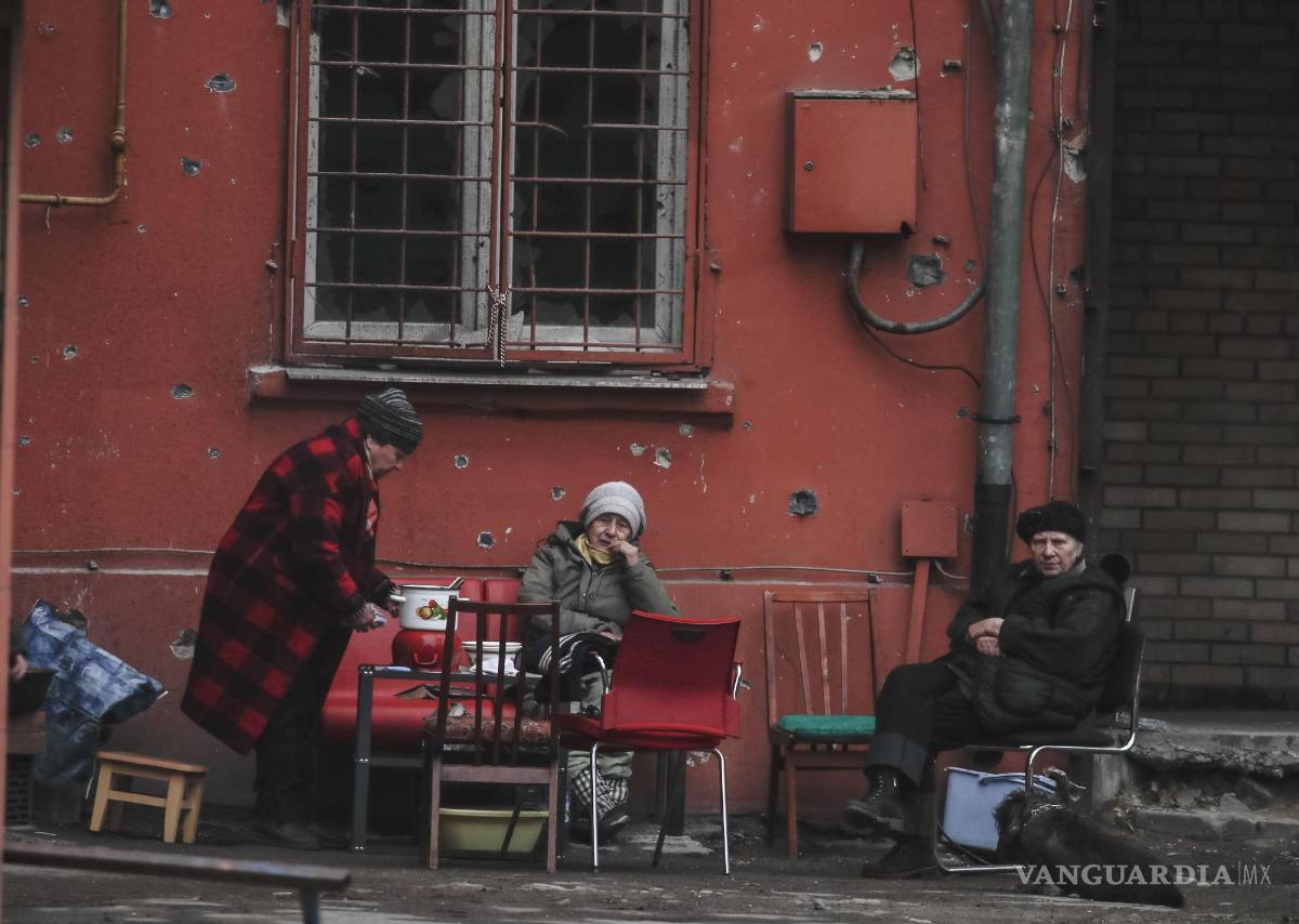 $!La gente cocina al fuego en una calle de Mariupol, Ucrania.