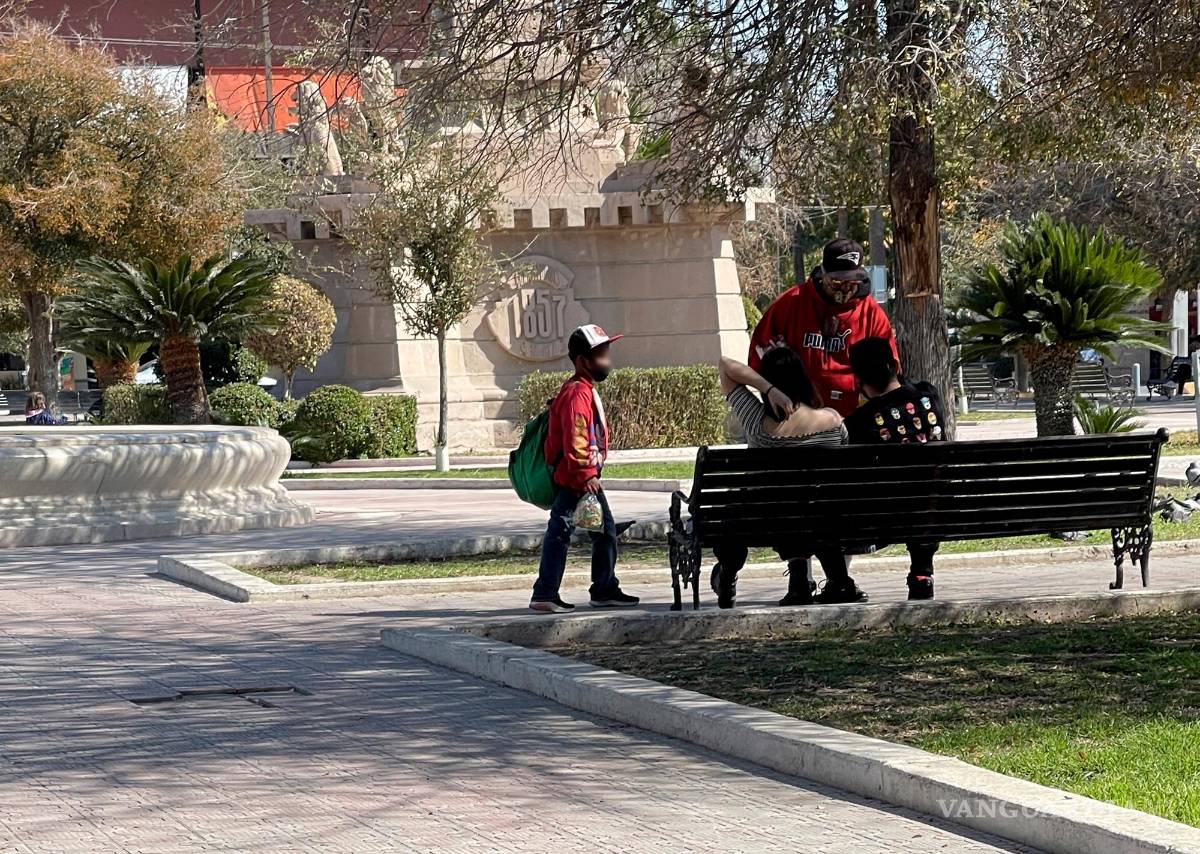 $!Muchos de los niños y adolescentes son acompañados por sus padres al momento de trabajar. Por eso la Ley Federal de Trabajo, al considerar que no hay una relación patrón-empleado, no lo considera como trabajo infantil.