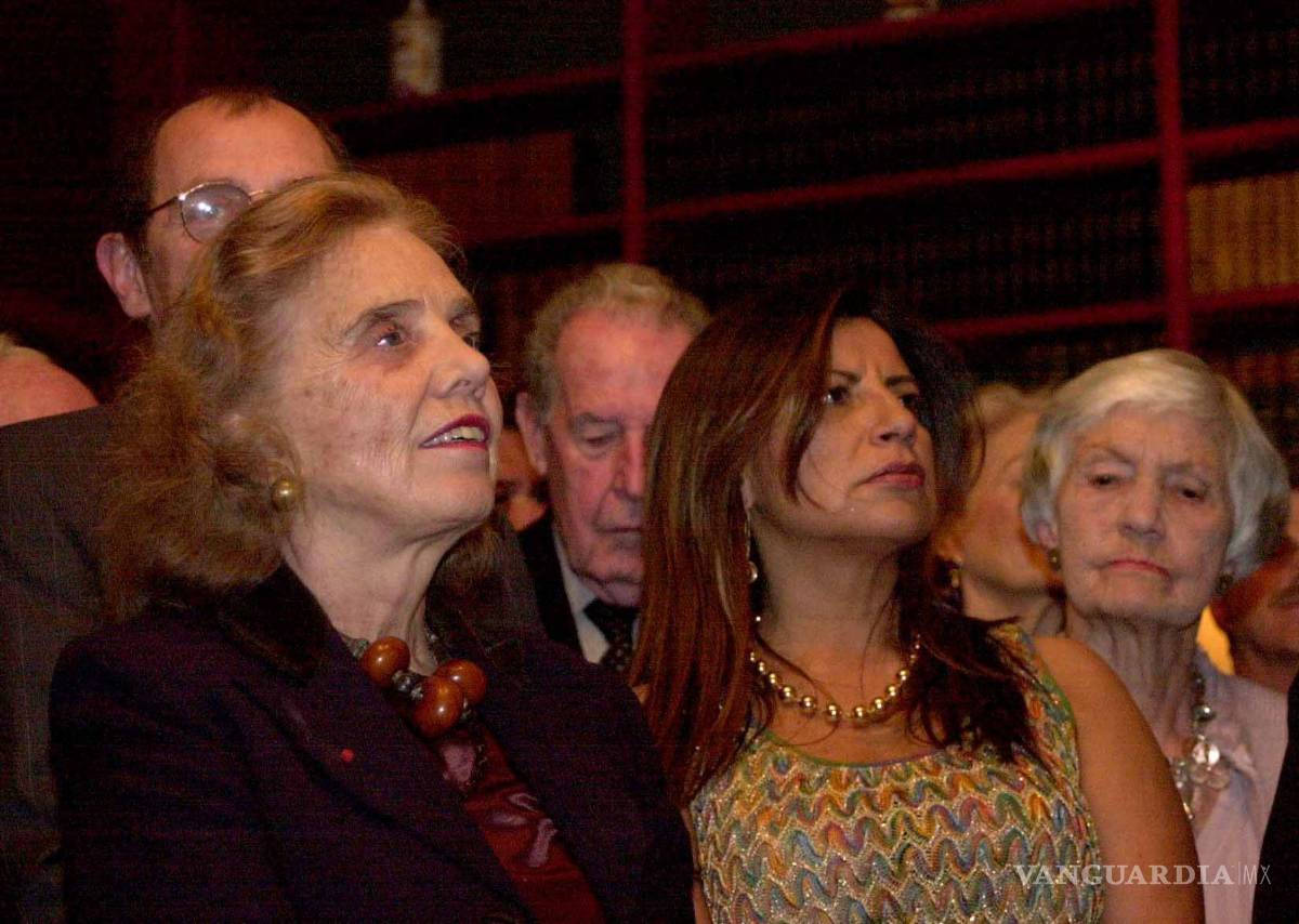 $!17DIC2003.-Elena Poniatowska y la escritora Guadalupe Loaeza, en la embajada de Francia.