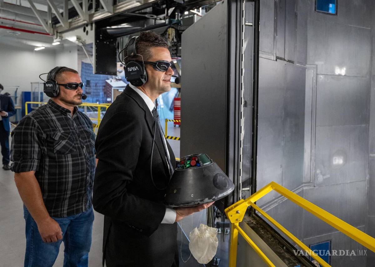 $!El administrador de la NASA en una demostración en la Instalación de Investigación de Dinámica de Vuelo, el túnel de viento más reciente de la NASA.