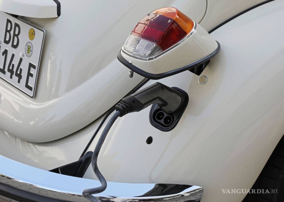 $!Volkswagen vuelve eléctrico al 'vocho' clásico; bueno, al menos a uno