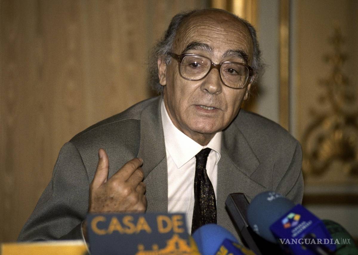$!21/10/1994. El escritor portugués José Saramago durante la rueda de prensa que ofreció para presentar su libro Casi un objeto en la Casa de América de Madrid.