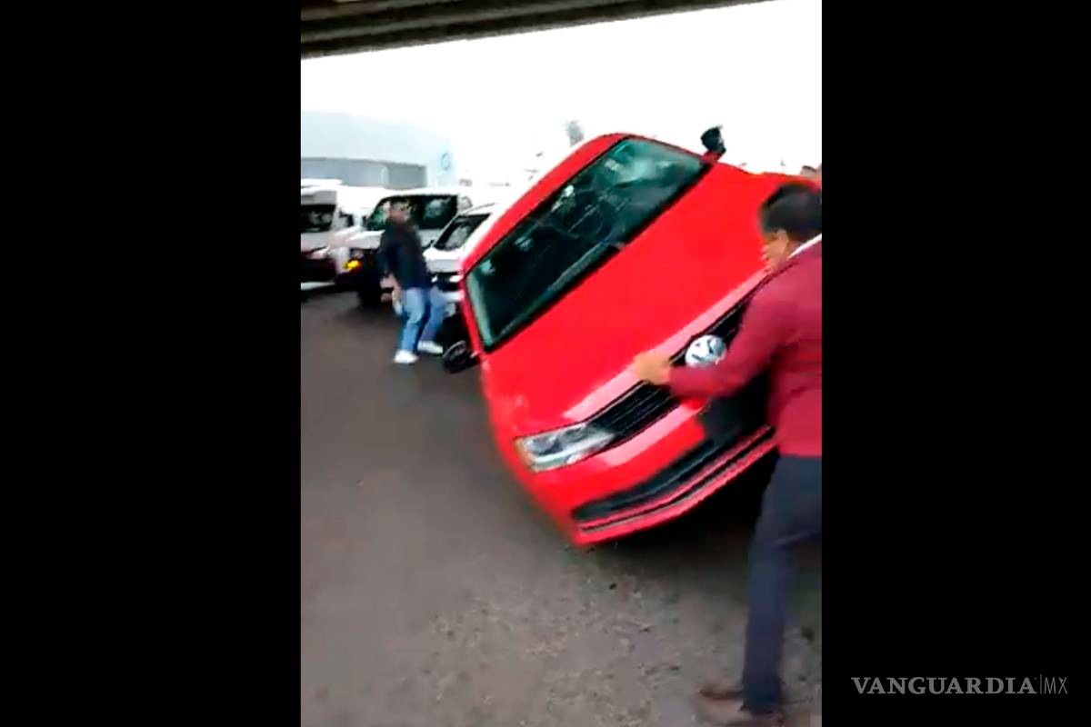 Taxistas atacan choferes de Uber en Michoacán