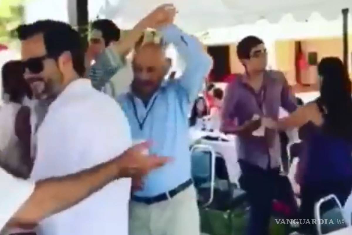 Carlos Salinas de Gortari saca sus mejores pasos al ritmo de 'Tiburón, tiburón'