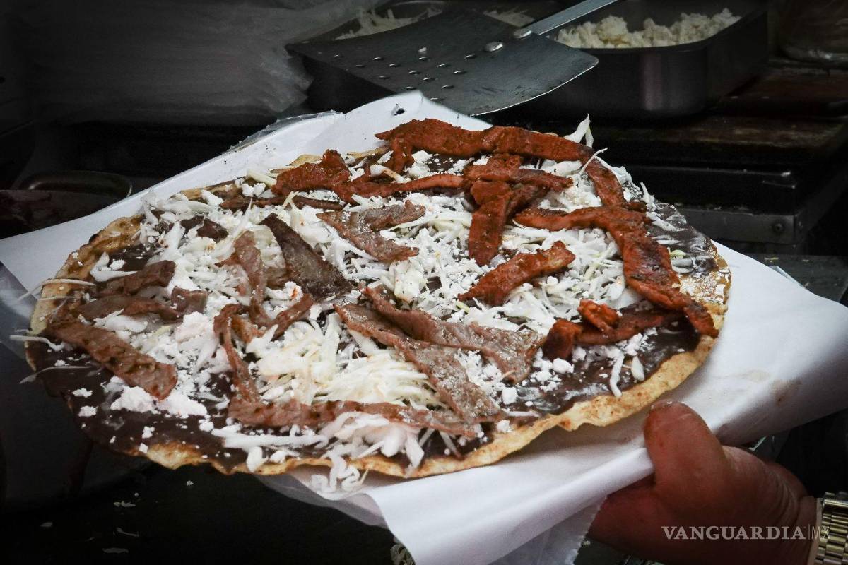 $!Una de las tlayudas más populares en México son las llamadas Tlayudas Xaachila, un restaurante en el corazón del Centro Histórico de la CDMX atendido por la familia Aragón, con 6 años de existencia.