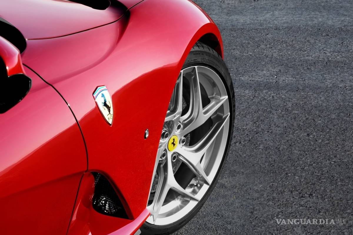 Ferrari presentará otro coche híbrido, se prepara para una eventual batalla con Tesla