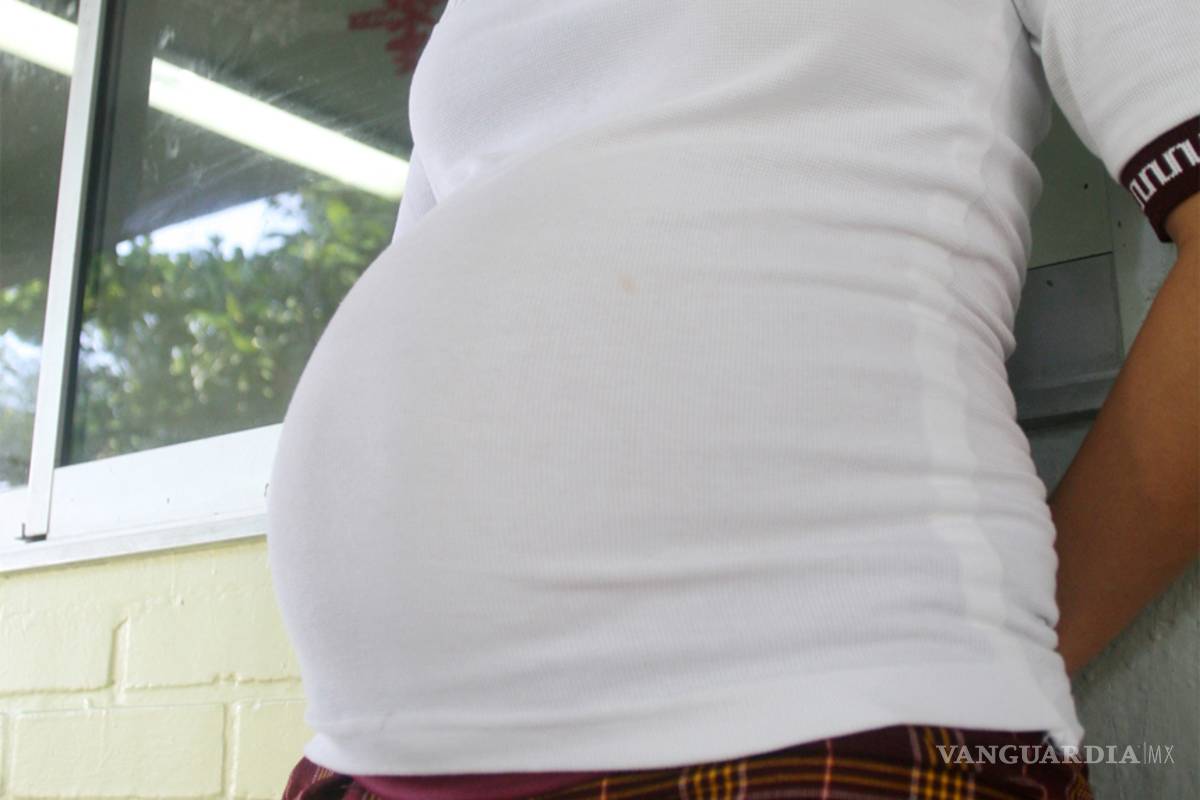 Entregan becas y estímulos para desalentar la deserción escolar y embarazos en adolescentes de Coahuila